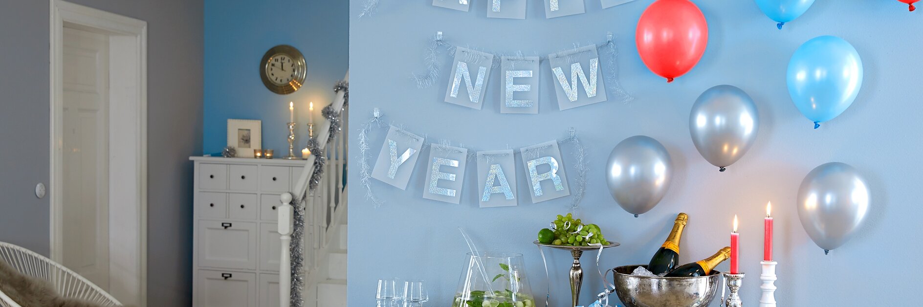Make a wish – for a happy new year! The festooabove the bar shimmers in all colors thanks to holographic film. Just like the balloons, it is attached with tesa Powerstrips® and can be removed without a trace.
