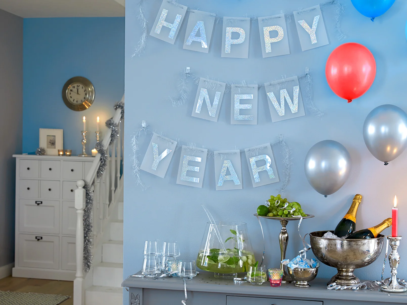 Make a wish – for a happy new year! The festooabove the bar shimmers in all colors thanks to holographic film. Just like the balloons, it is attached with tesa Powerstrips® and can be removed without a trace.