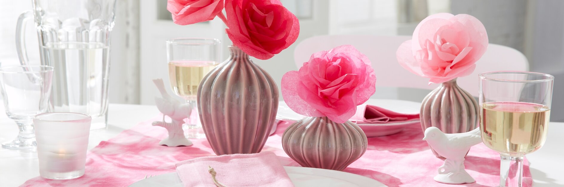 Für die Ewigkeit sind diese Rosen aus Seidenpapier gedacht. Sie halten sich viel länger als echte in der Vase. Gibt es einen schöneren Liebesbeweis?