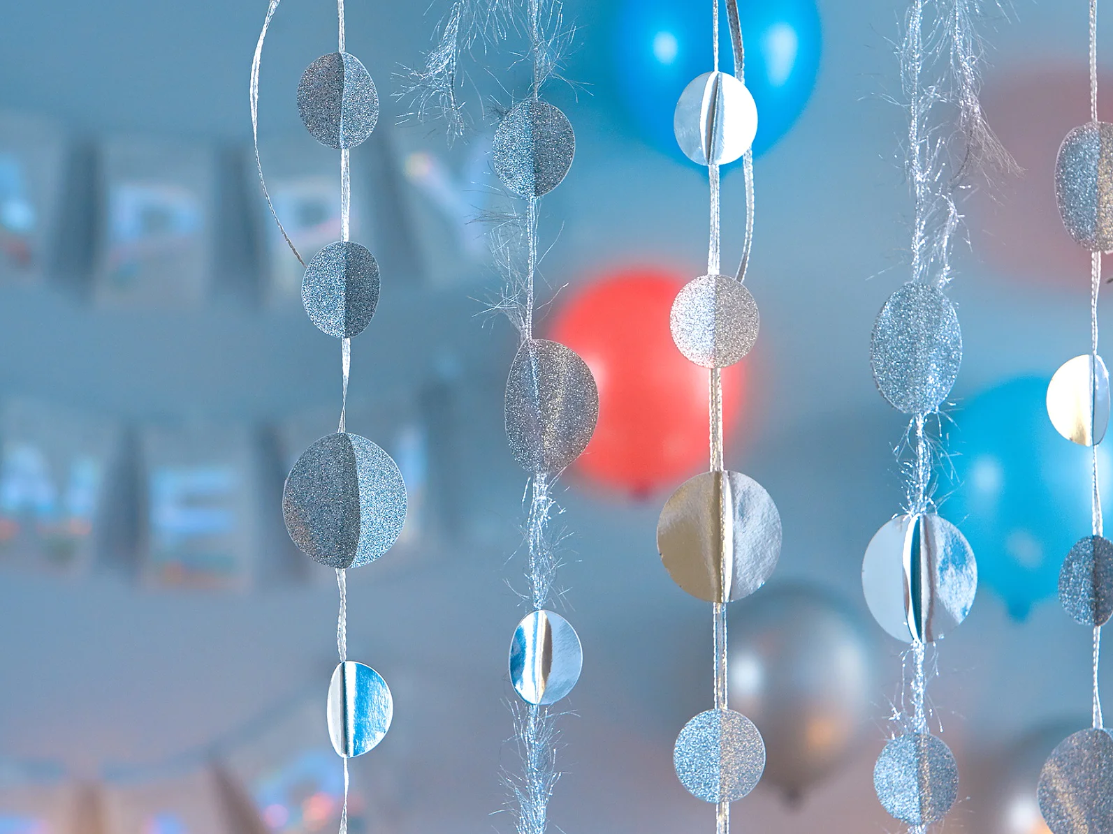Just like a magic firework: Well, maybe the pearl garland will not shine as dazzlingly, but it sparkles prettily, is environmentally friendly and much cheaper.