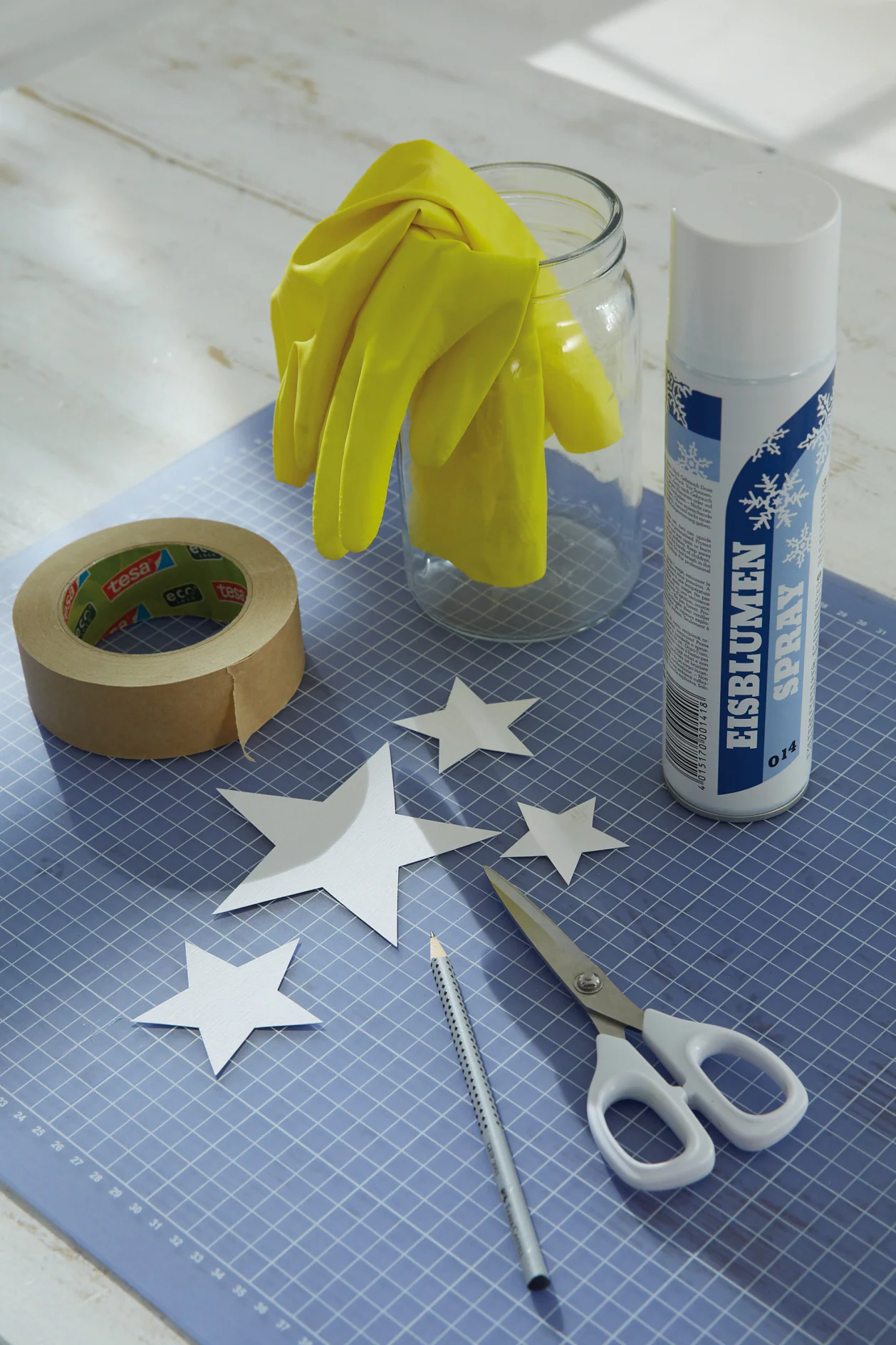 tesa trendpapier 4 / Idee 3: Windlichter / Schritt 1 Übersicht der benötigten Materialien zum Basteln der Windlichter.
