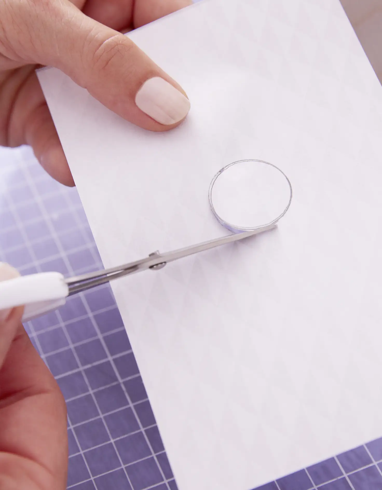 Löcher oder Ausschnitte auf das Papier übertragen und mit einer kleinen Schere ausschneiden.