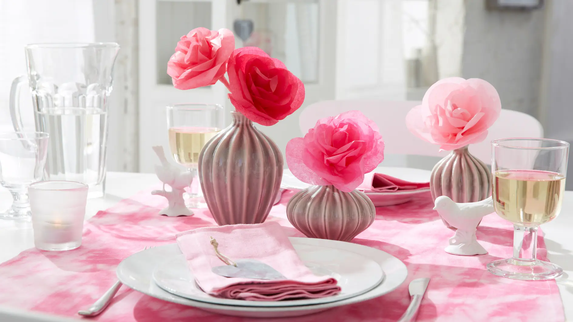 Für die Ewigkeit sind diese Rosen aus Seidenpapier gedacht. Sie halten sich viel länger als echte in der Vase. Gibt es einen schöneren Liebesbeweis?