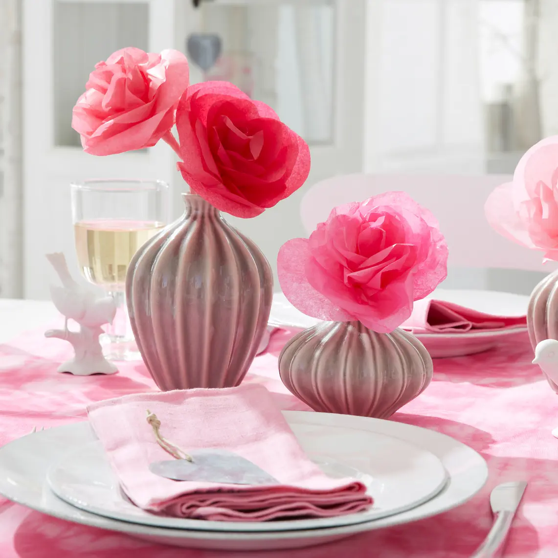 Für die Ewigkeit sind diese Rosen aus Seidenpapier gedacht. Sie halten sich viel länger als echte in der Vase. Gibt es einen schöneren Liebesbeweis?