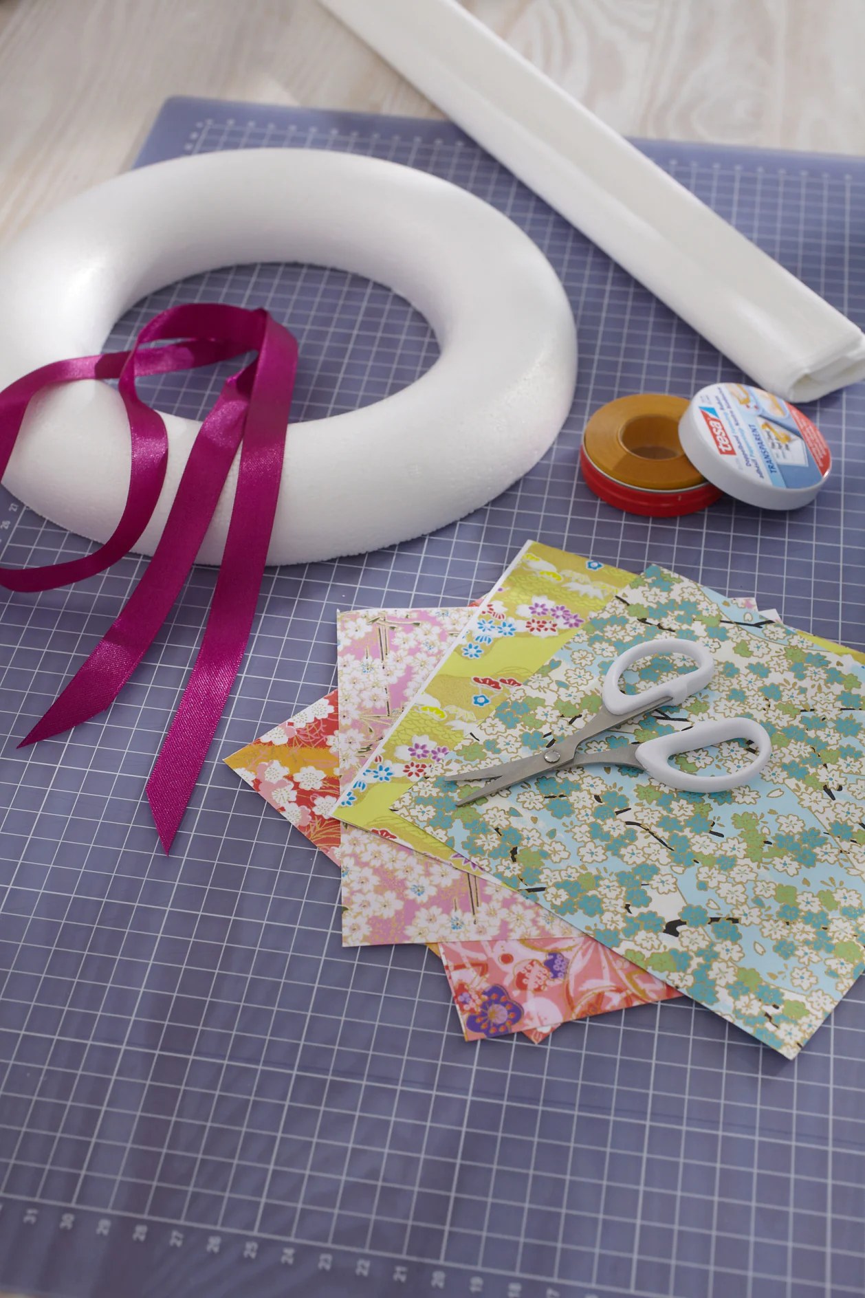 tesa trendpapier 2 / Idee 5: Blütenkranz / Schritt 1 Übersicht der benötigten Materialien zum Basteln des Blütenkranzes.