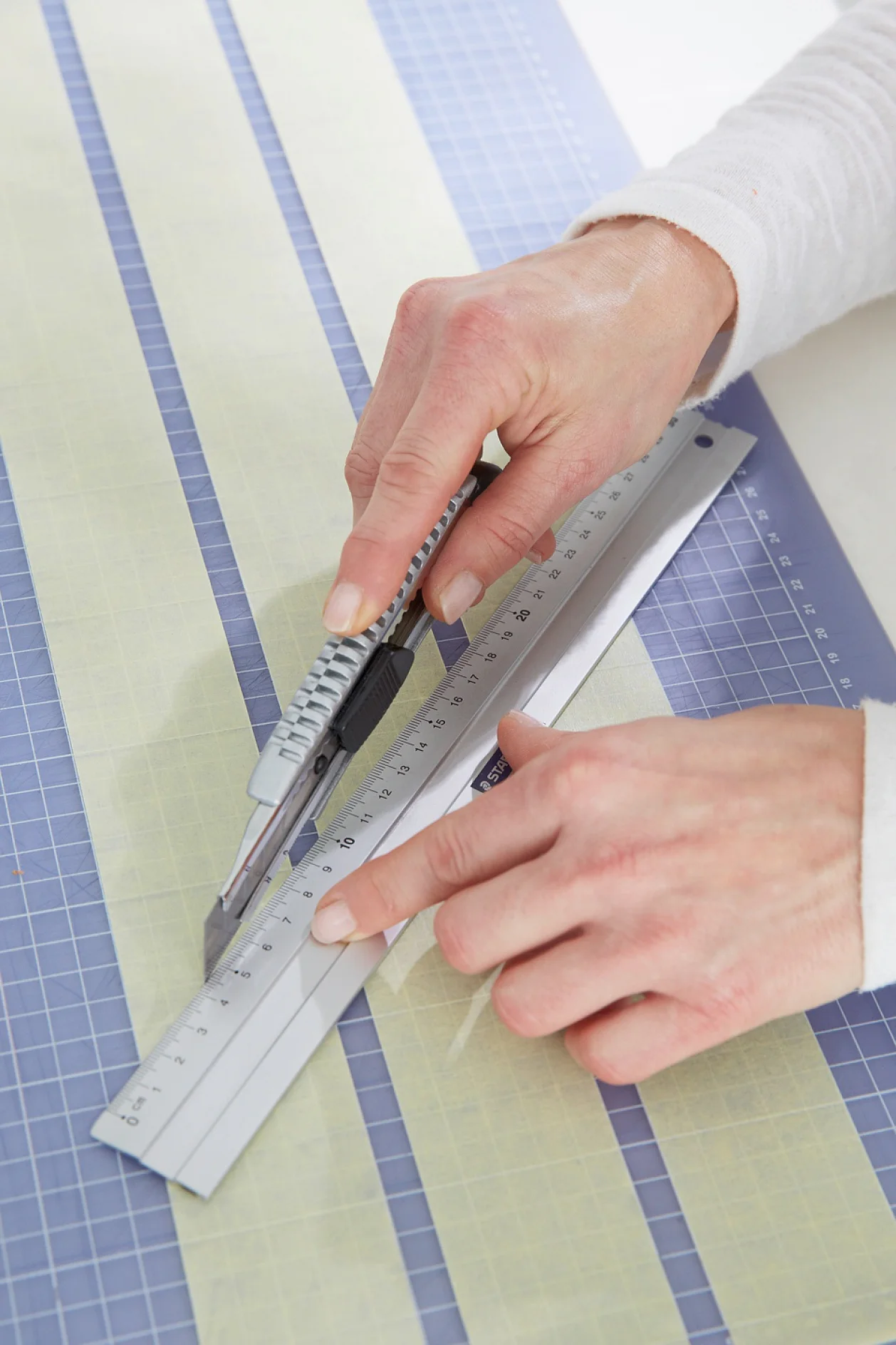 tesa trendpapier 9 / Idee 5: Lampenschirm / Schritt 1 Streifen vom Maler-Krepp direkt auf die Schneideunterlage kleben.