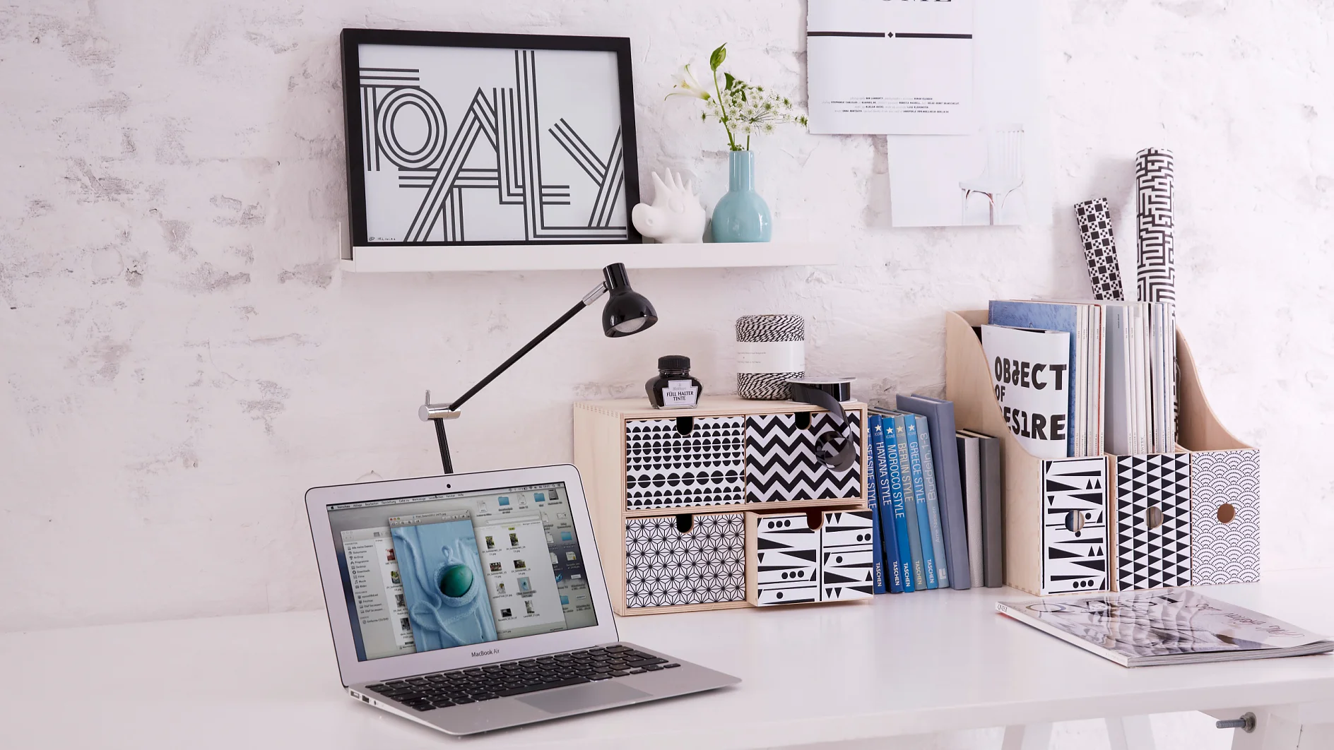 le it right: Fine papers transform magazine files into eye-catchers with a certain something. It's so easy with the double-sided tesafilm®, so the mini chests of drawers will receive a matching outfit.