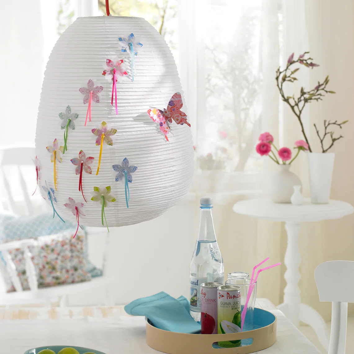 Eine Papierlampe blüht auf.