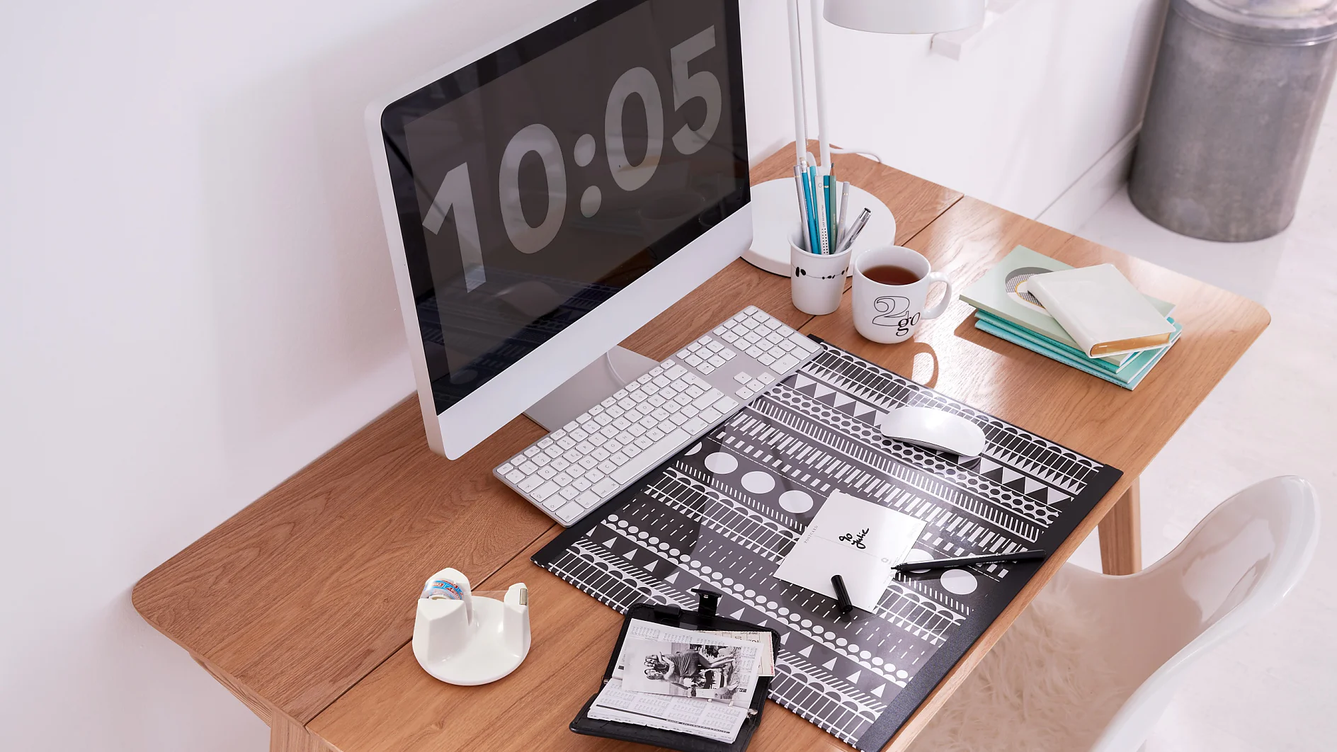 A good base. This desk pad fulfils several functions: It protects the table top, creates a beautiful and individual style, and can always be modified with new paper.