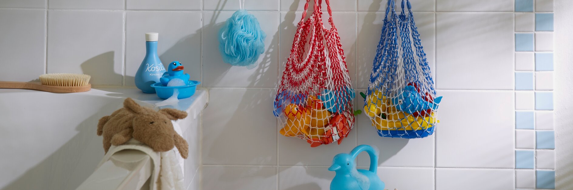 Was Kinder zum fröhlichen Planschen in der Wanne brauchen, ist in den Einkaufsnetzen gut aufgehoben – und trocknet darin ruck, zuck. Sie hängen an edlen tesa Powerstrips® Waterproof Haken Zoom Metall.