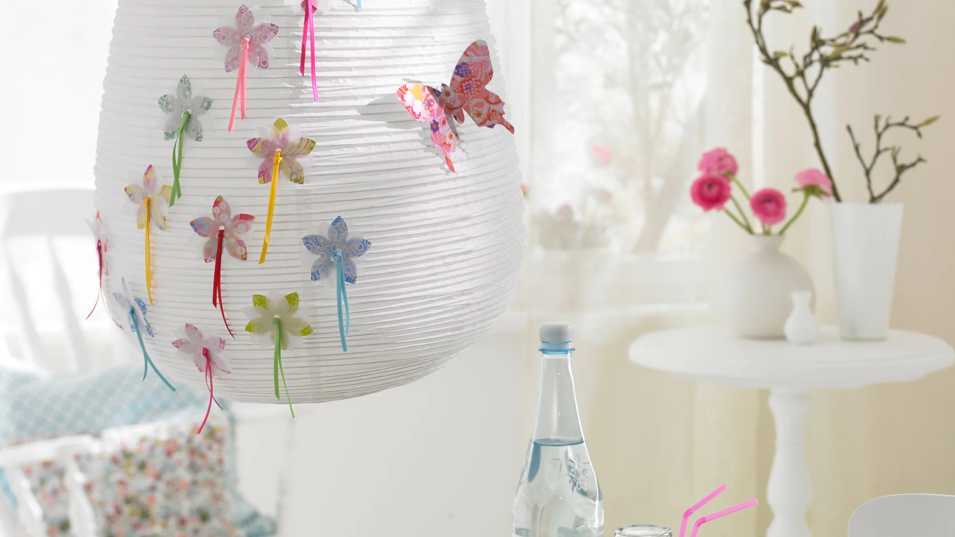 Eine Papierlampe blüht auf.
