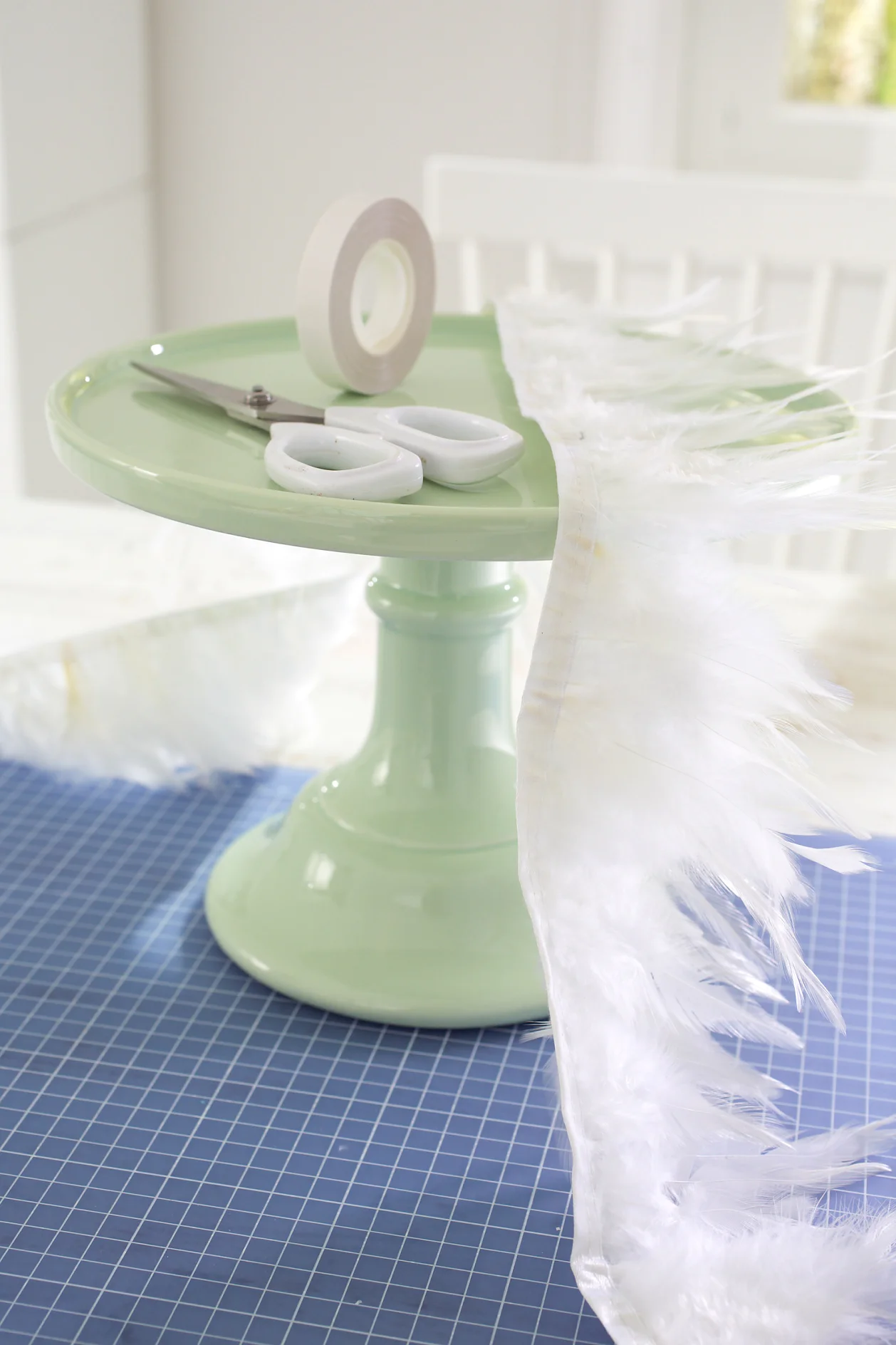 tesa trendpapier 13 / Idee 2: Etagere / Schritt 1 Das brauchen wir: Etagere, weiße Federborte (Länge im Umfang der Etagere), Schere, tesa® Doppelseitiges Klebeband