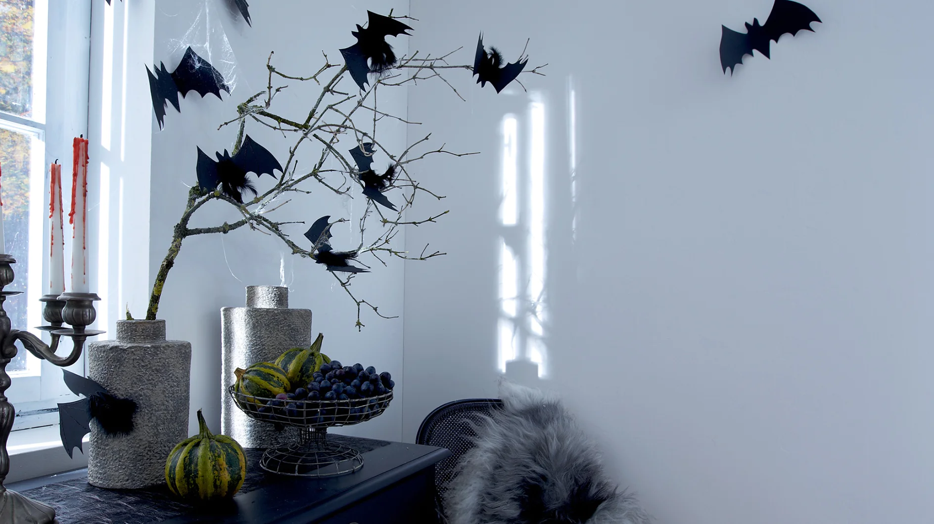 Fledermaus-Alarm in der Zimmerecke! Aber keine Sorge, die kleinen Glitzer-Vampire sind aus Pappe gebastelt – und wirklich ganz harmlos.