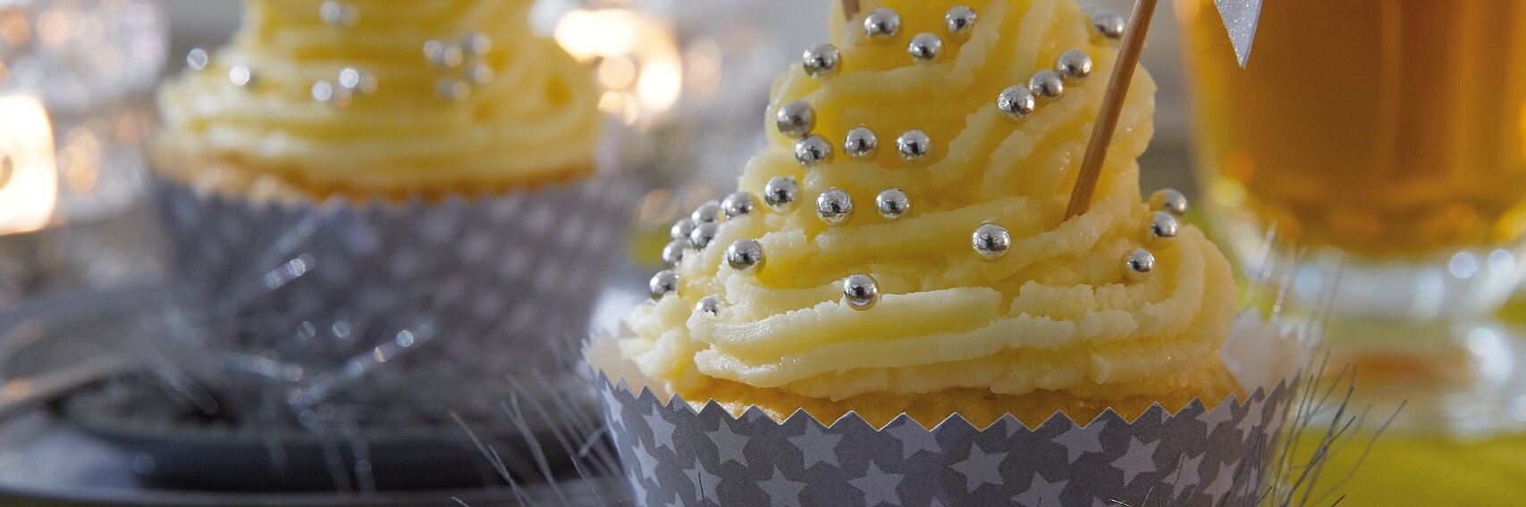 Die Cupcakes tragen ein festlich gemustertes Kleid.