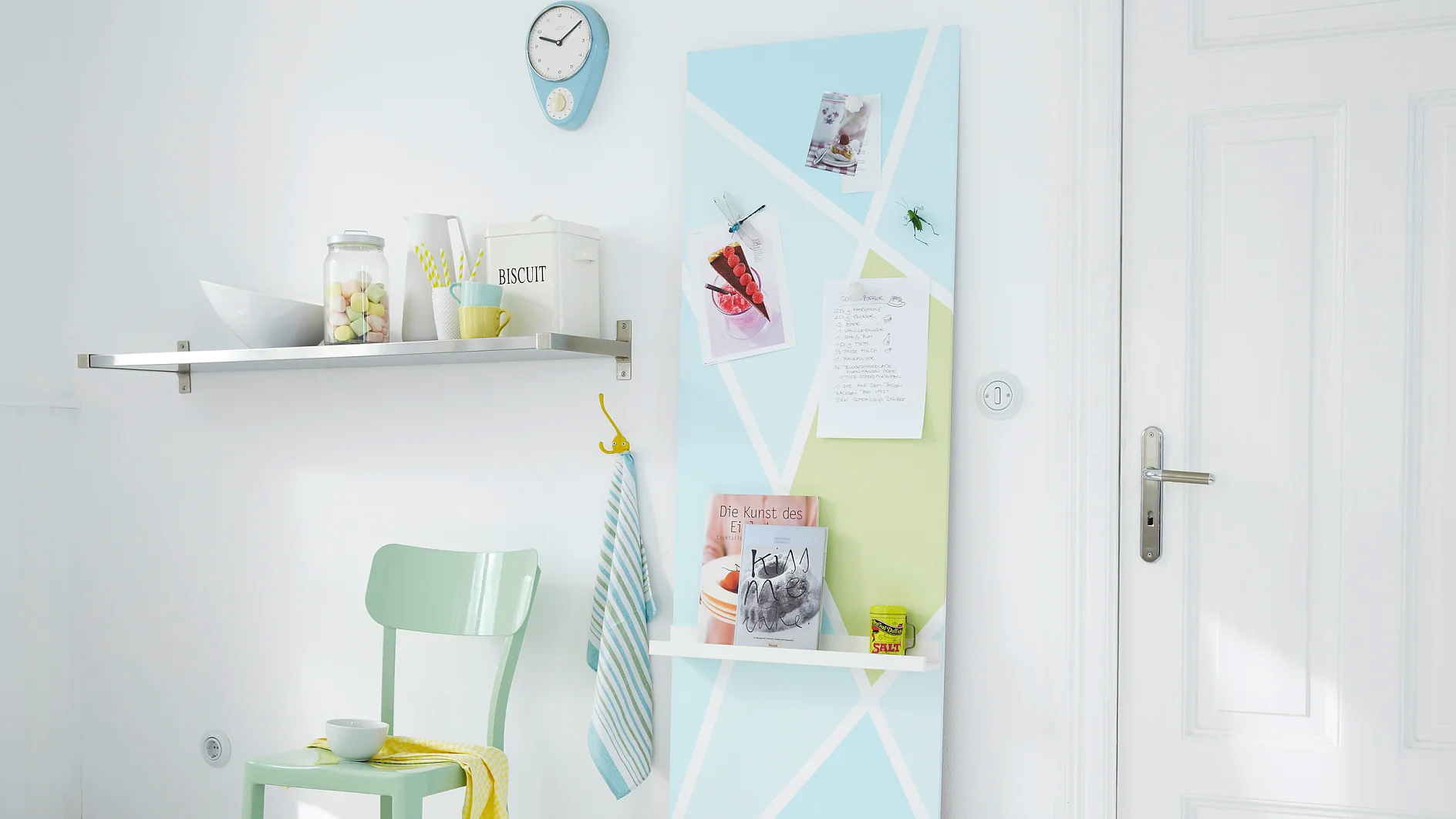 Diese Wand ist es! Sie wird mit Magnetfarbe vorbehandelt, dann aufgeteilt und farbig lackiert. Highlight: das kleine Regal für Bücher und Co.
