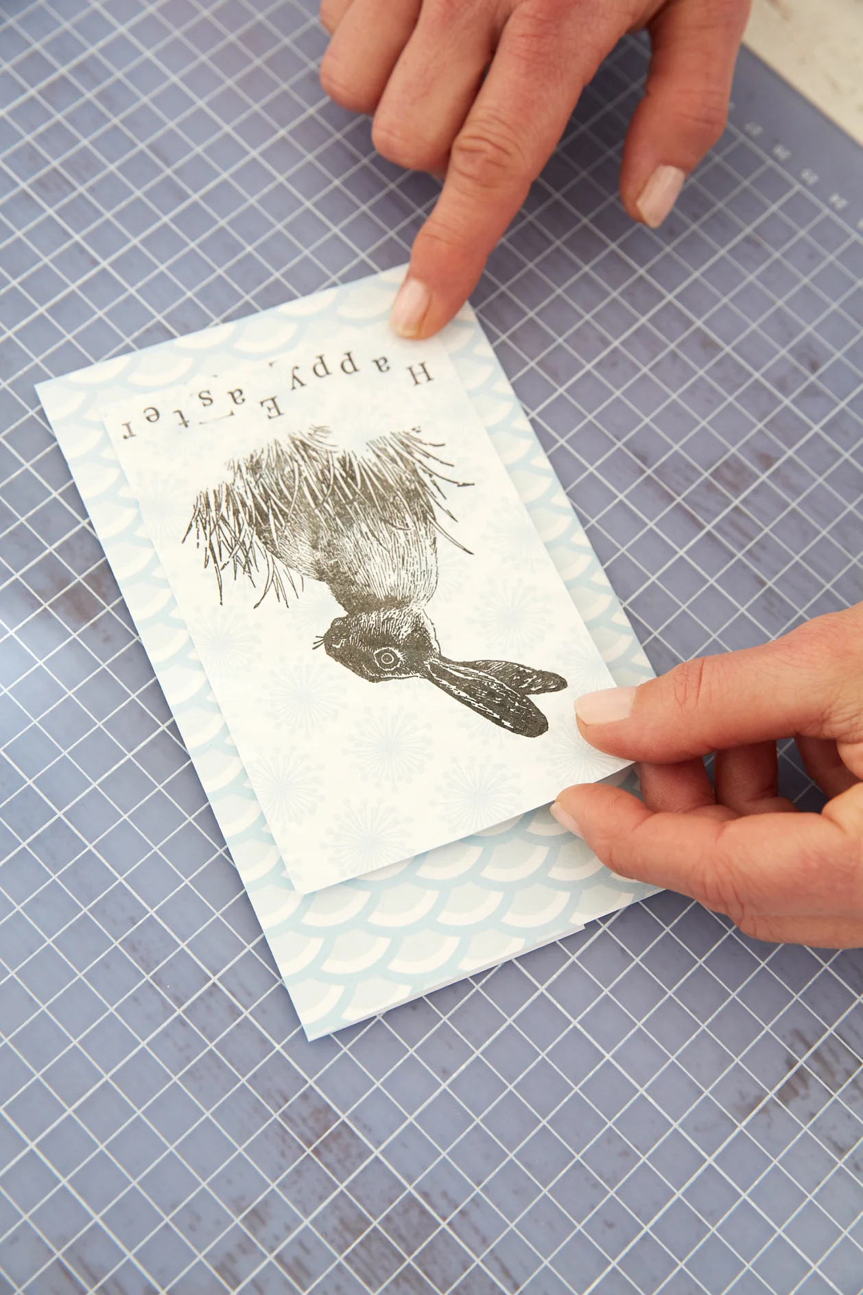 Das bestempelte Papier nach dem Trocknen mit dem tesa Easy Stick ecoLogo® bestreichen. Papier auf die Bestecktüte kleben.