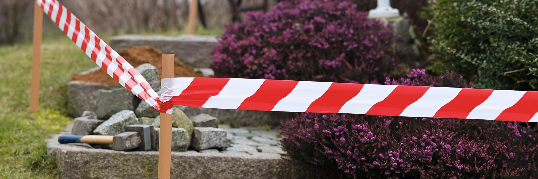 Warnen Sie andere Menschen mit unseren Markierungsbändern und Absperrband vor einer Gefahr