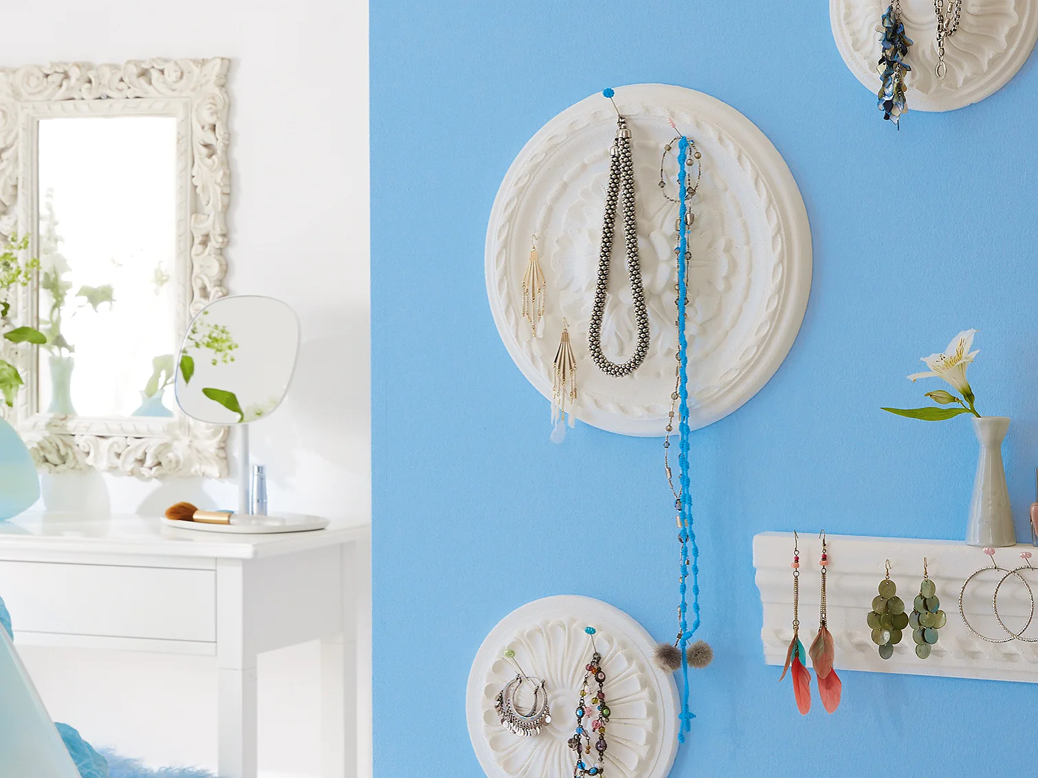 With these stucco rosettes, you can show off your favorite jewellry as part of a beautiful display. And for earrings or small pots, you can complement the effect with a stucco bars, used as a shelf, Use tesa Powerbond® INDOOR to keep everything in place.