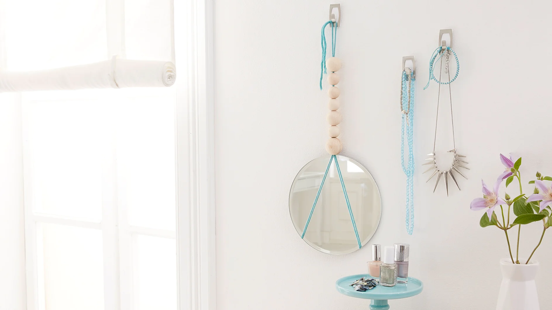 This interior decoration is original and easy - With the elegant coat hooks Powerstrips® Metal-Plastic Hook SMALL Convex, the hanging mirror is a perfect addition to your bedroom ideas!