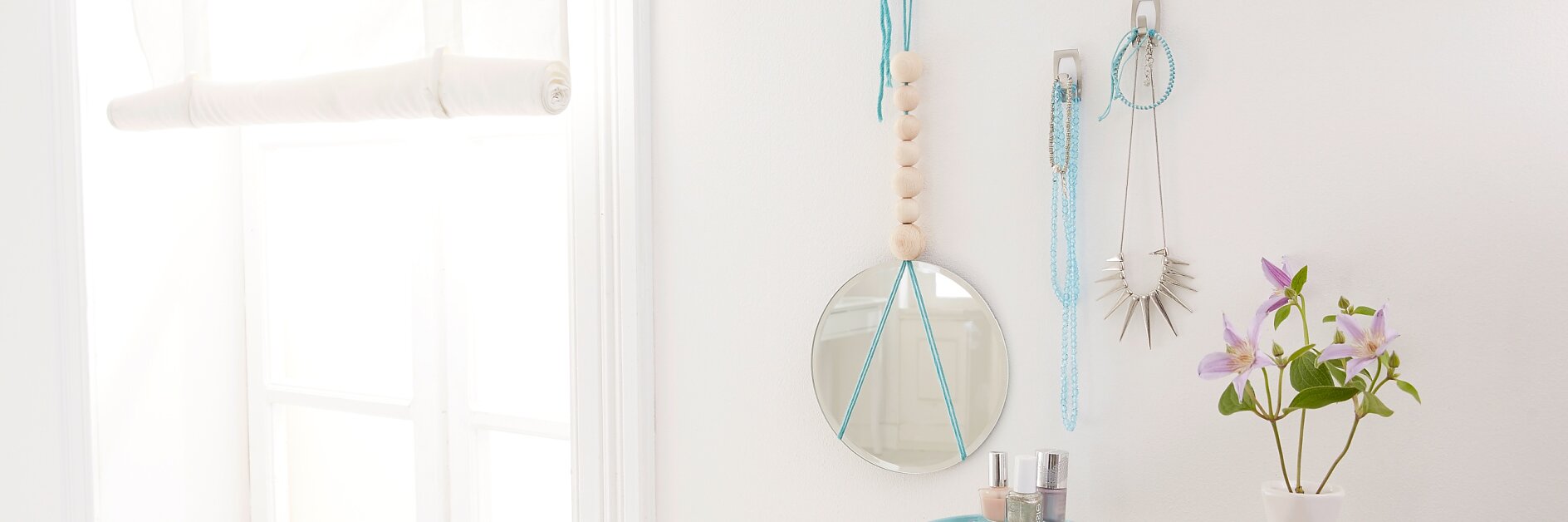 This interior decoration is original and easy - With the elegant coat hooks Powerstrips® Metal-Plastic Hook SMALL Convex, the hanging mirror is a perfect addition to your bedroom ideas!