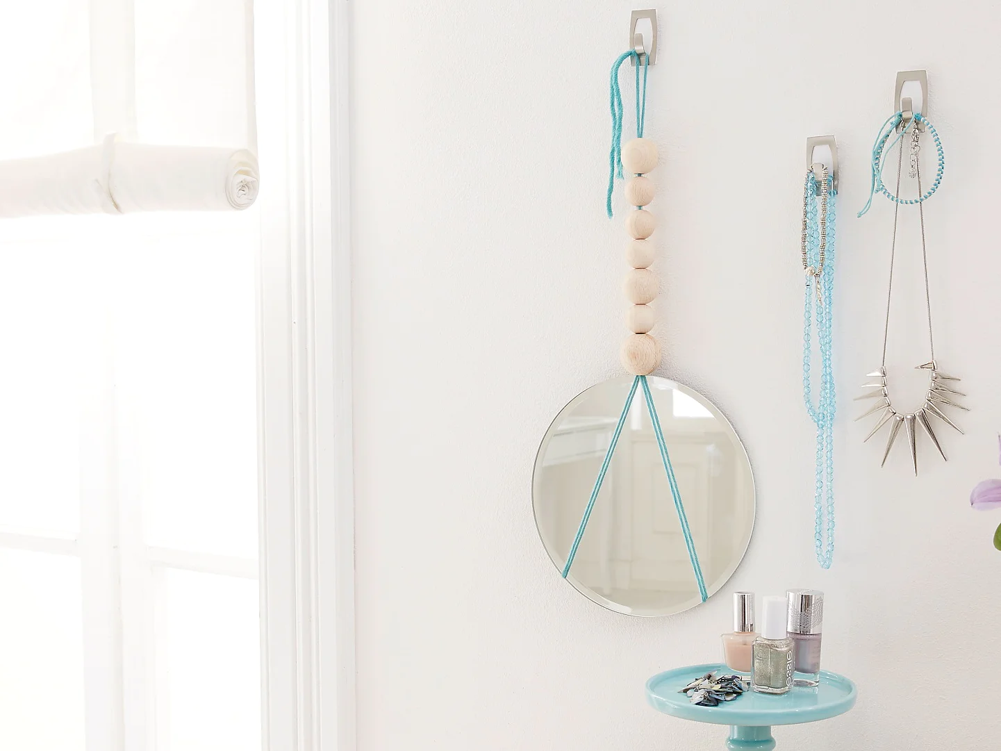 This interior decoration is original and easy - With the elegant coat hooks Powerstrips® Metal-Plastic Hook SMALL Convex, the hanging mirror is a perfect addition to your bedroom ideas!