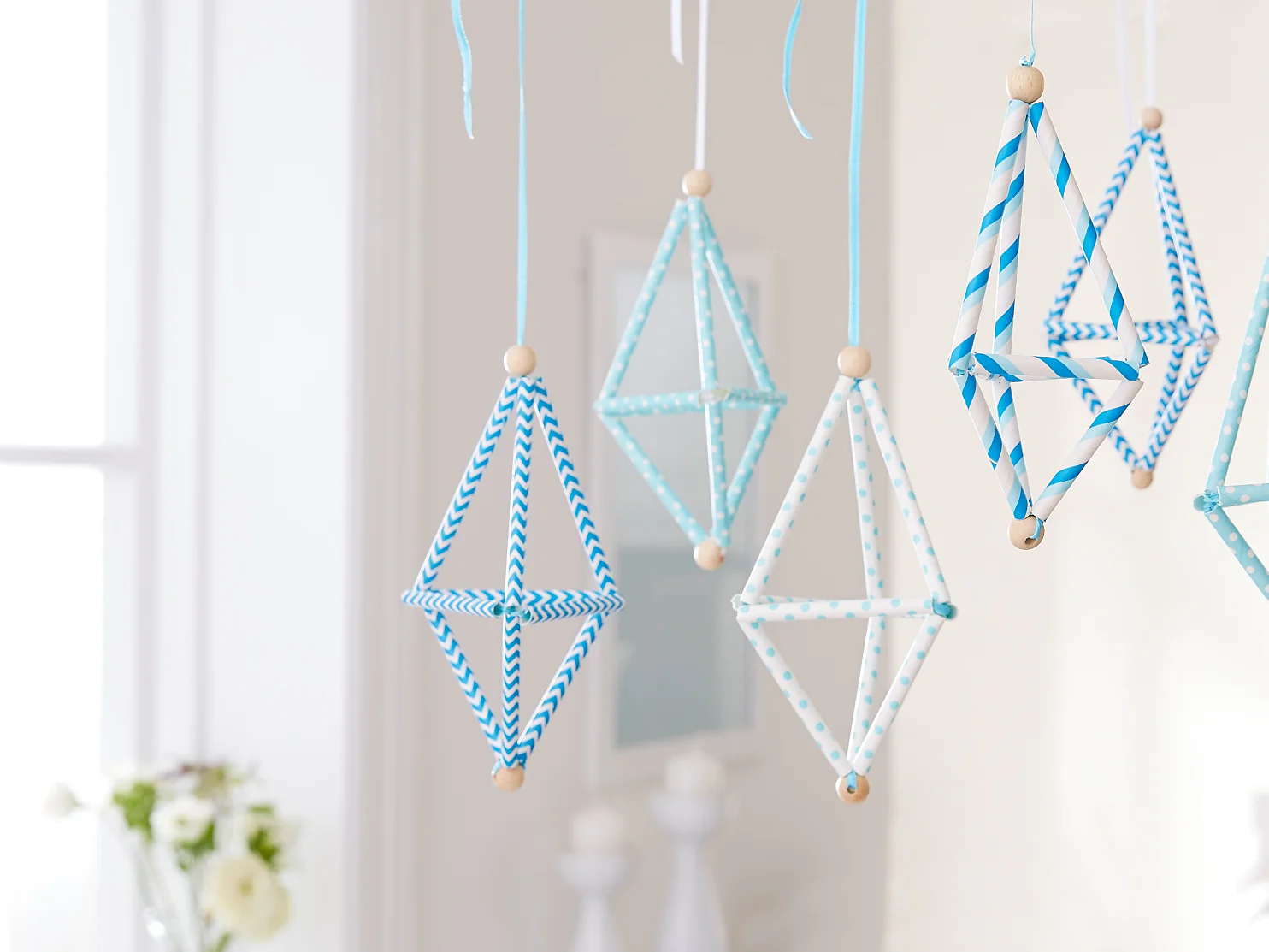 Home decor for baby rooms: The geometric mobile made from straws is fixed with the removable adhesive hooks Powerstrips® Transparent DECO Hook LARGE. Perfect for decorating ideas!