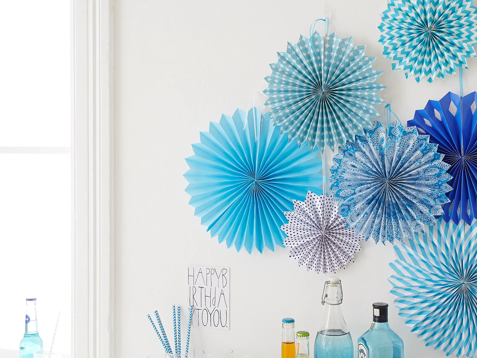 Interior decorating: The birthday party decorations "paper rosettes" are easily mounted with the picture hangers tesa Powerstrips® Transparent DECO Hooks.