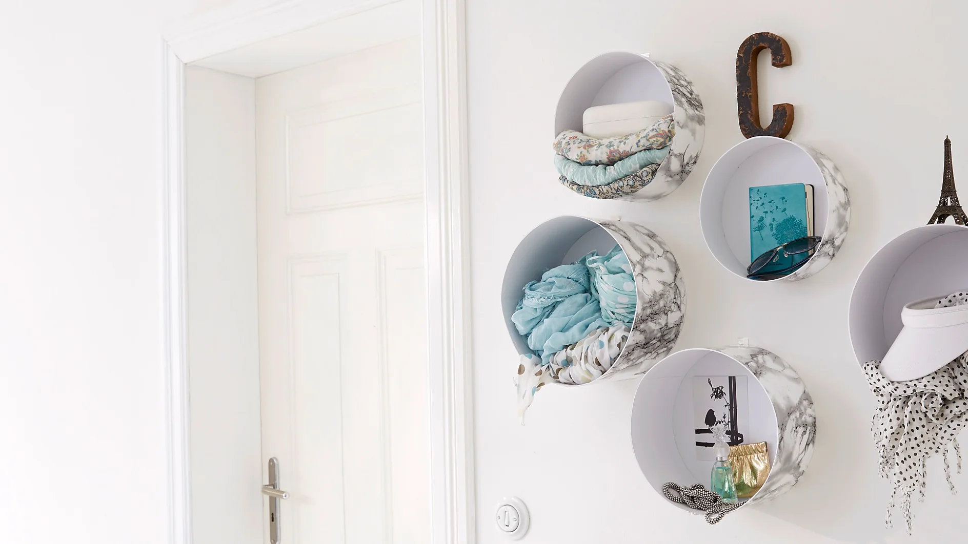 Stylish home interior design: The shelf made from boxes is mounted to the wall with the removable adhesive strips Powerstrips® LARGE. Home decor for your dressing room.