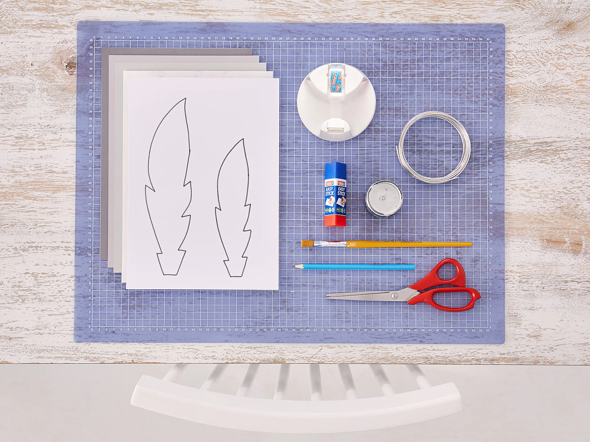 03Papierfedern_001.jpg Übersicht der benötigten Materialien zum Basteln der Papierfedern.