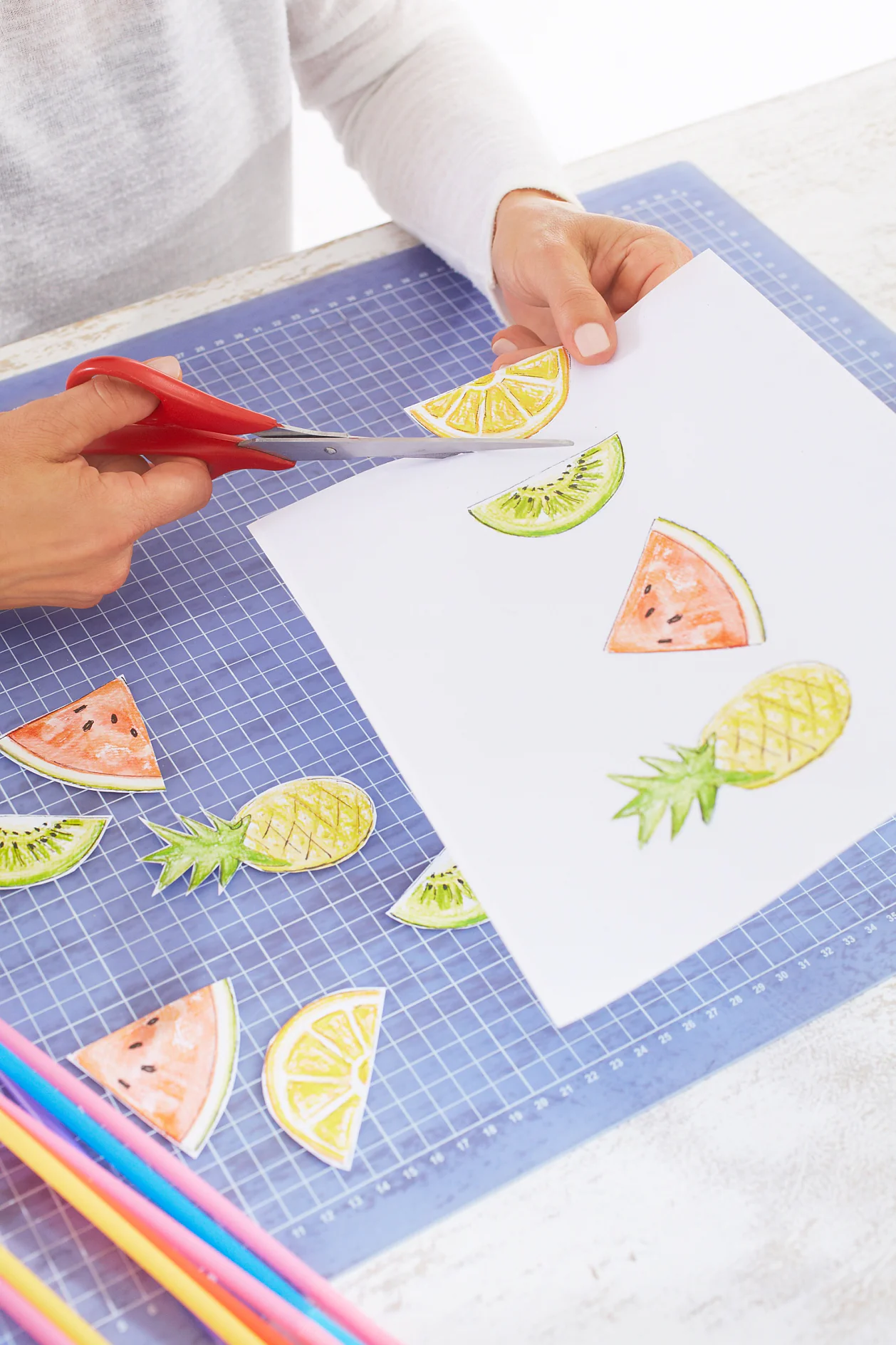Die Früchtevorlagen auf festem Papier ausdrucken.