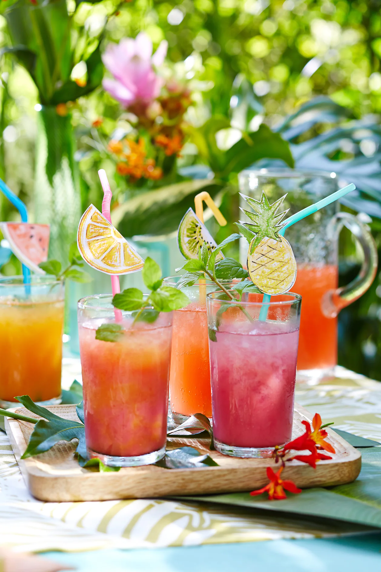 Die Strohhalme mit Obstverzierung machen Appetit auf mehr und kennzeichnen zugleich das Glas.