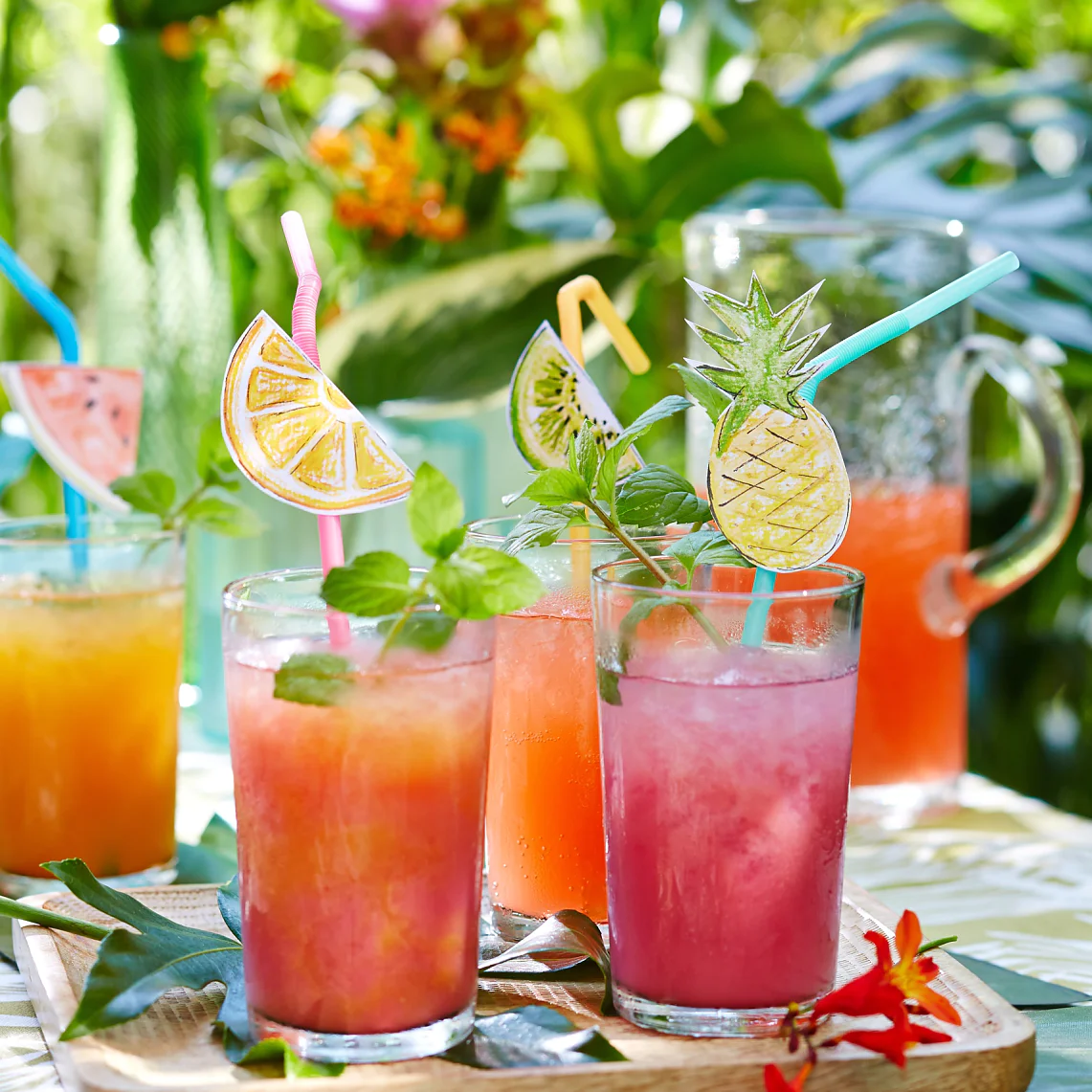 Die Strohhalme mit Obstverzierung machen Appetit auf mehr und kennzeichnen zugleich das Glas.