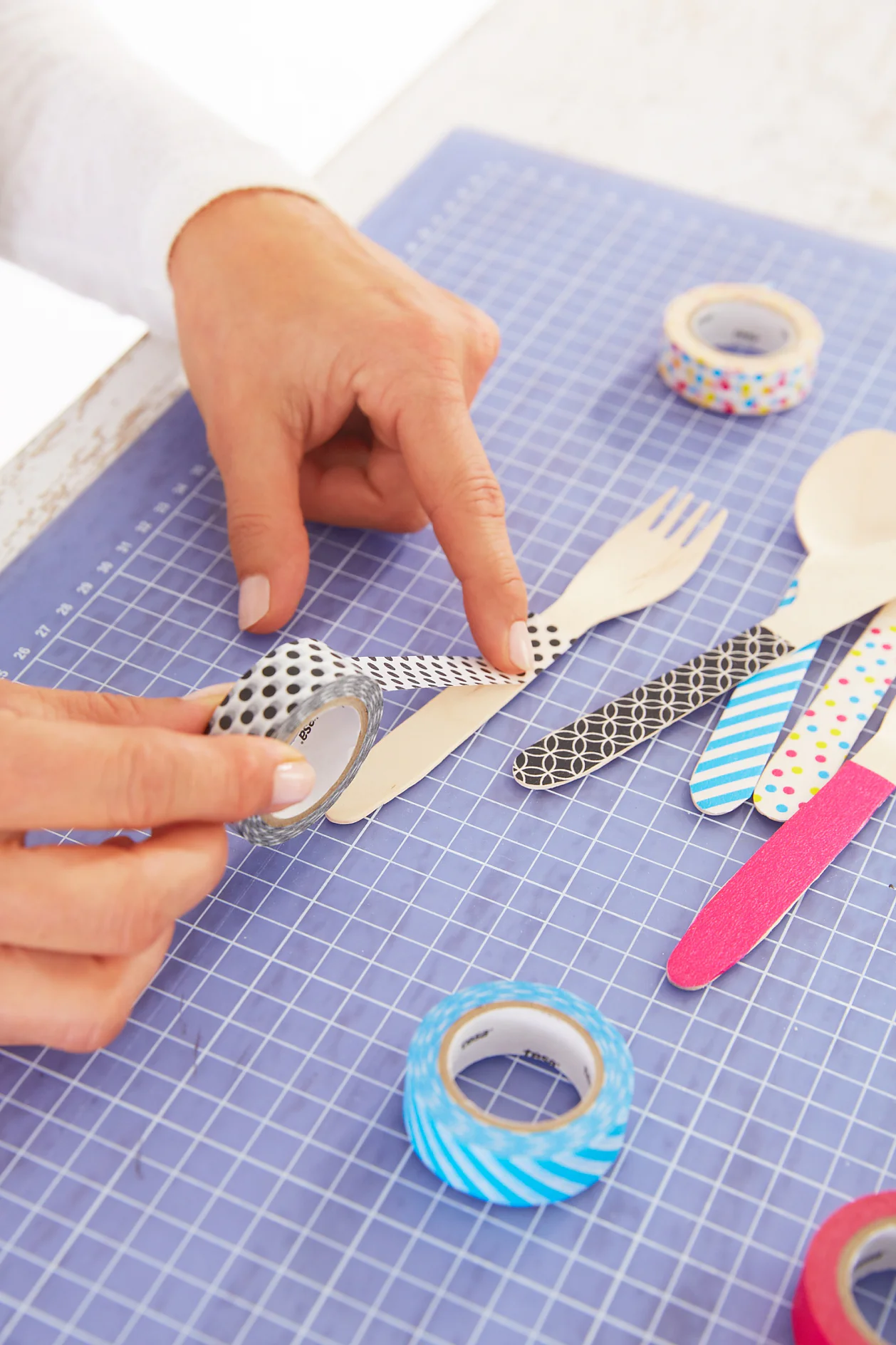 Die Besteckgriffe jeweils mit tesa® Deco Tape bekleben.