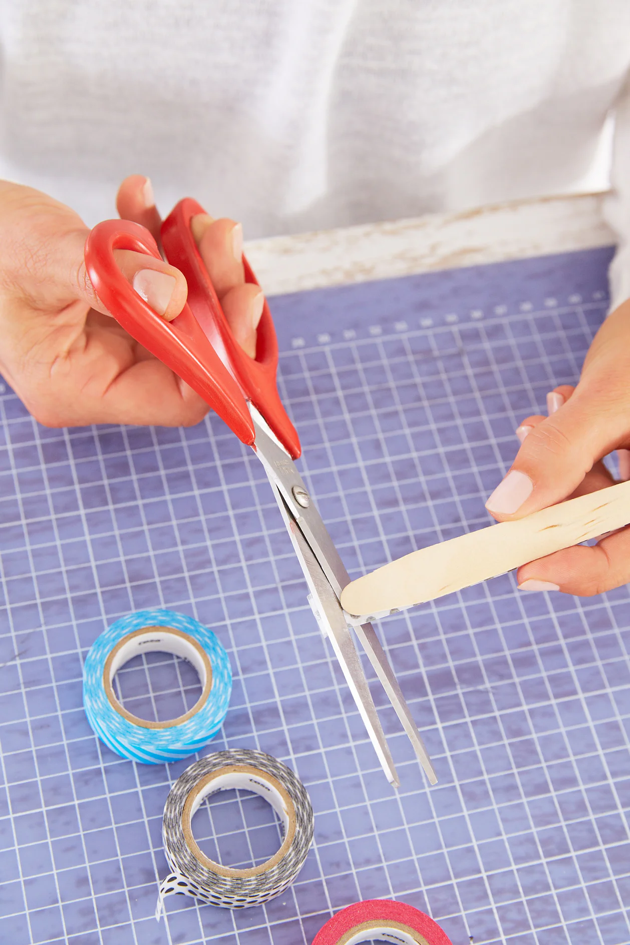 tesa® Deco Tape an der Rundung oben abschneiden.