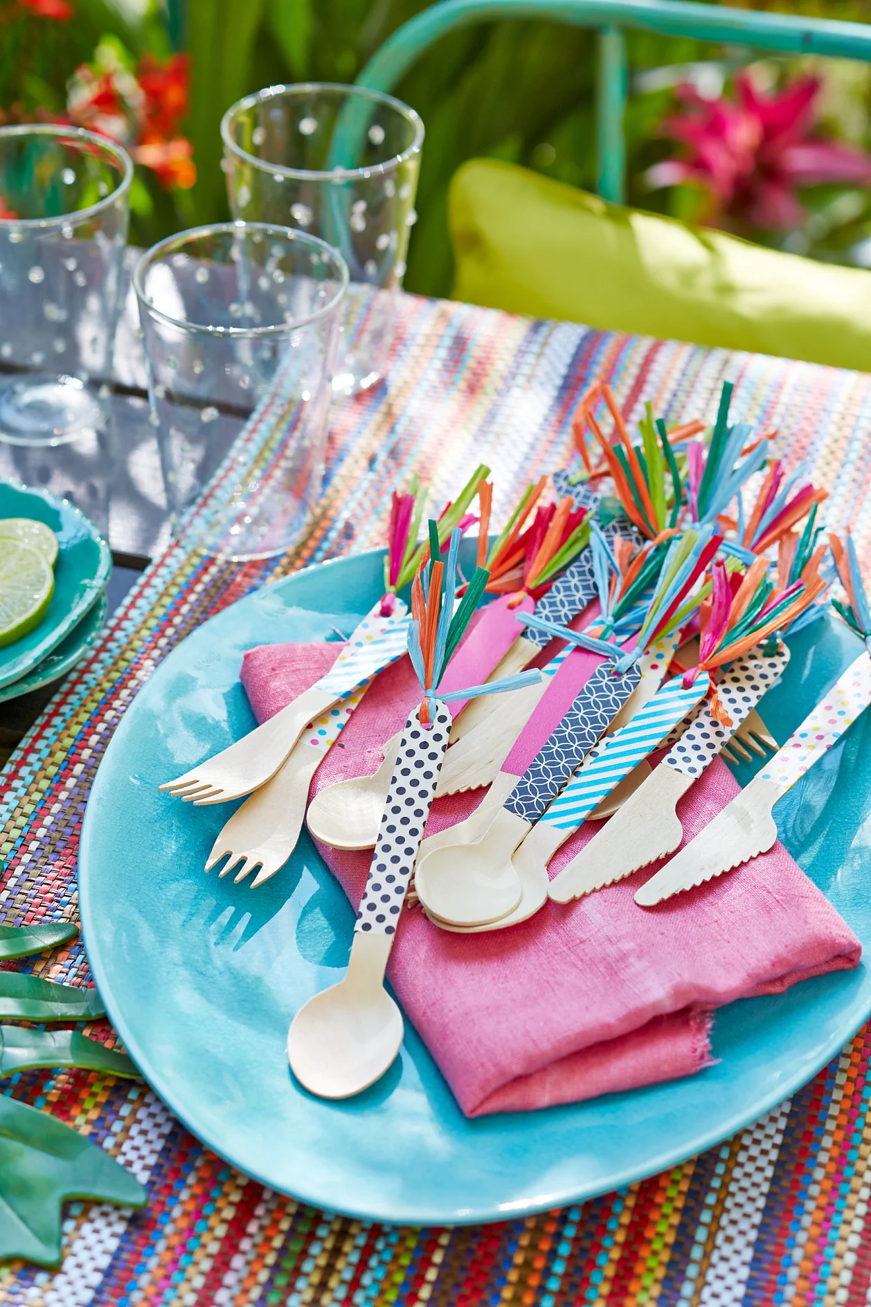 Picknickbesteck mit tesa® Deco Tape und Bastquasten verziert.