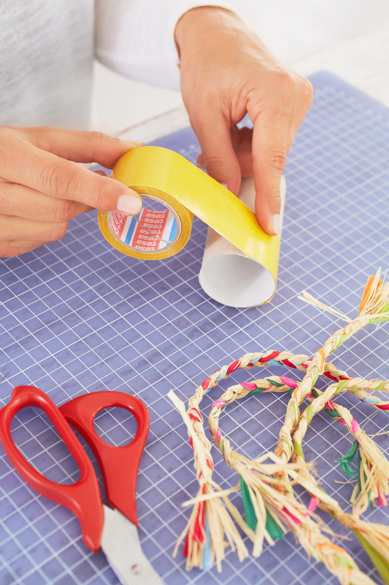 Einen Streifen tesa® Bastelband um den Rollenkern kleben.