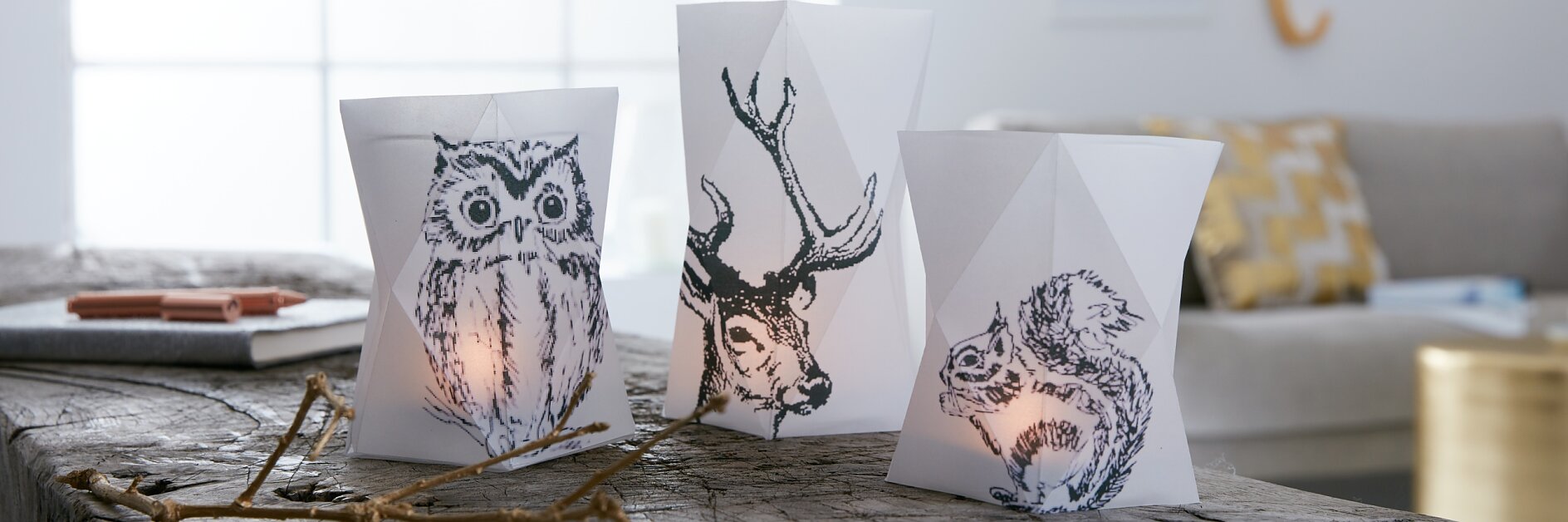 Not only all colors will agree in the dark. Also the forest animals shed their colors and appear in black. However, the candles in the folded paper lanterns make the animals glow.
