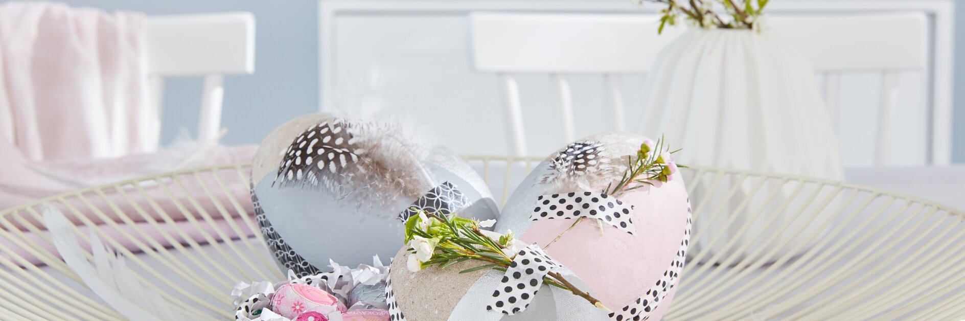 Kann man ein Ostergeschenk passender verpacken als in einem verzierten Ei aus Pappe? Am besten gleich mehrere basteln, weil sie erstens dekorativ aussehen und zweitens auch solo schöne Gaben für lieben Besuch sind.