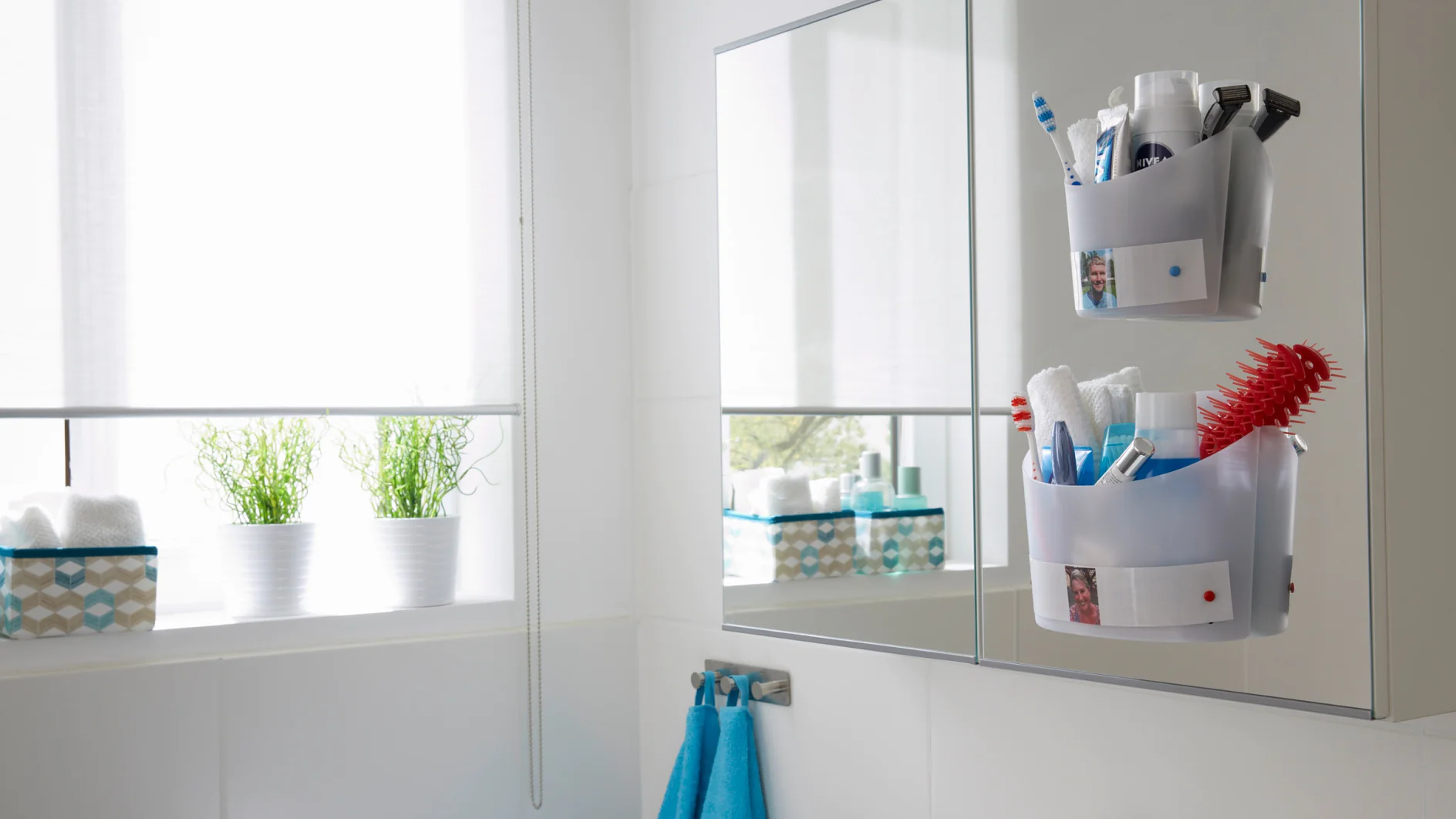 Was für ein Service: Liebe Gäste bekommen im Badezimmer einen Korb für Kosmetik und Co. – gekennzeichnet mit ihrem eigenen Foto. Die Körbe sind aber auch echte Problem­löser für Minibäder mit wenig Abstellfläche.