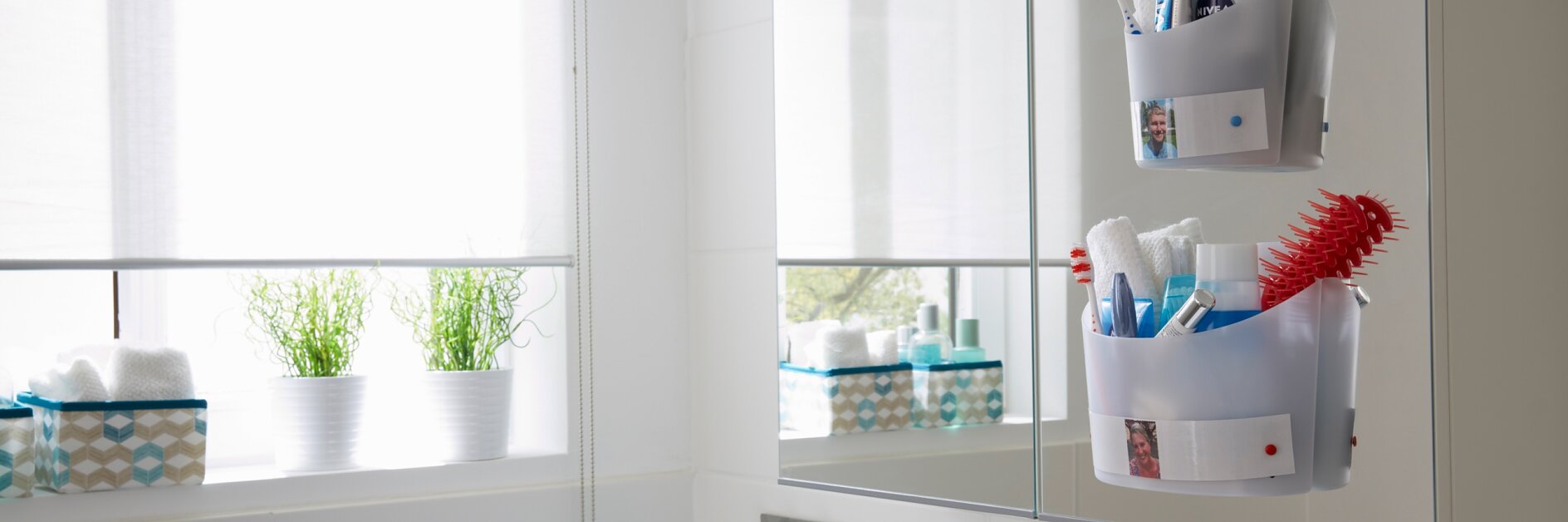 Was für ein Service: Liebe Gäste bekommen im Badezimmer einen Korb für Kosmetik und Co. – gekennzeichnet mit ihrem eigenen Foto. Die Körbe sind aber auch echte Problem­löser für Minibäder mit wenig Abstellfläche.