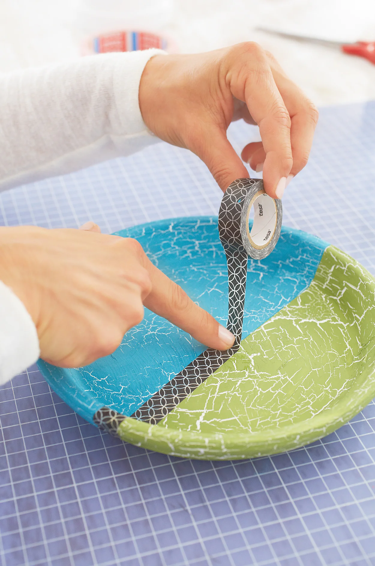 Die Farbkanten des Untersetzers mit tesa® Deco Tape überkleben.