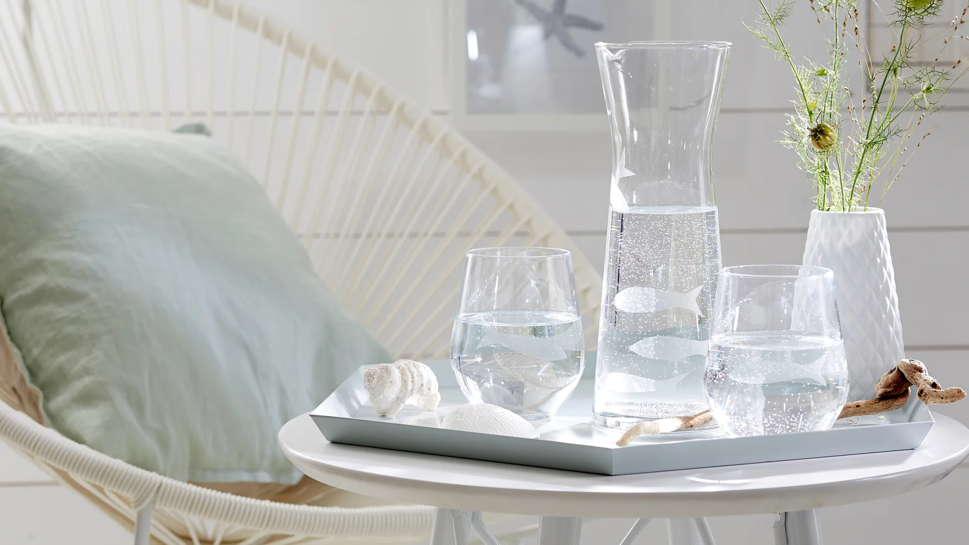 Wer braucht ein Aquarium, wenn Fische auf Gläsern und Karaffe schwimmen? Das ist übrigens leichter nachzumachen, als es aussieht – tesa® Malerband Perfect sei Dank!