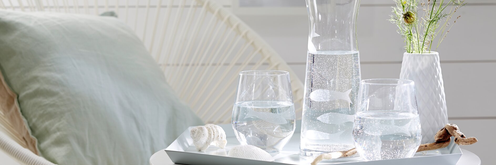 Wer braucht ein Aquarium, wenn Fische auf Gläsern und Karaffe schwimmen? Das ist übrigens leichter nachzumachen, als es aussieht – tesa® Malerband Perfect sei Dank!