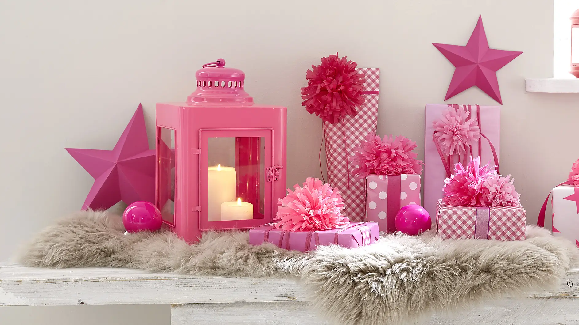 Wer seinen Lieben zu Weihnachten rosige Zeiten bescheren möchte, packt die Pakete in pink-weißes Papier ein und verziert sie mit prächtigen Pompons!