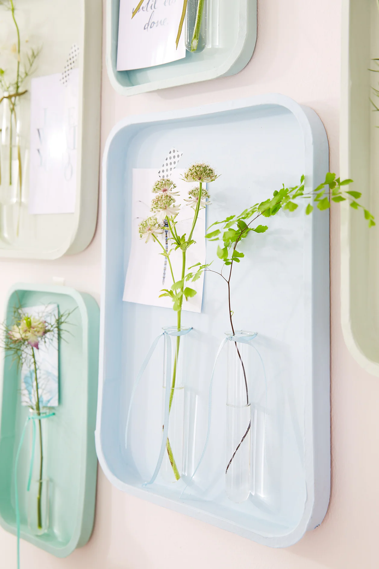 Die Reagenzgläser mit Blumen schmücken.