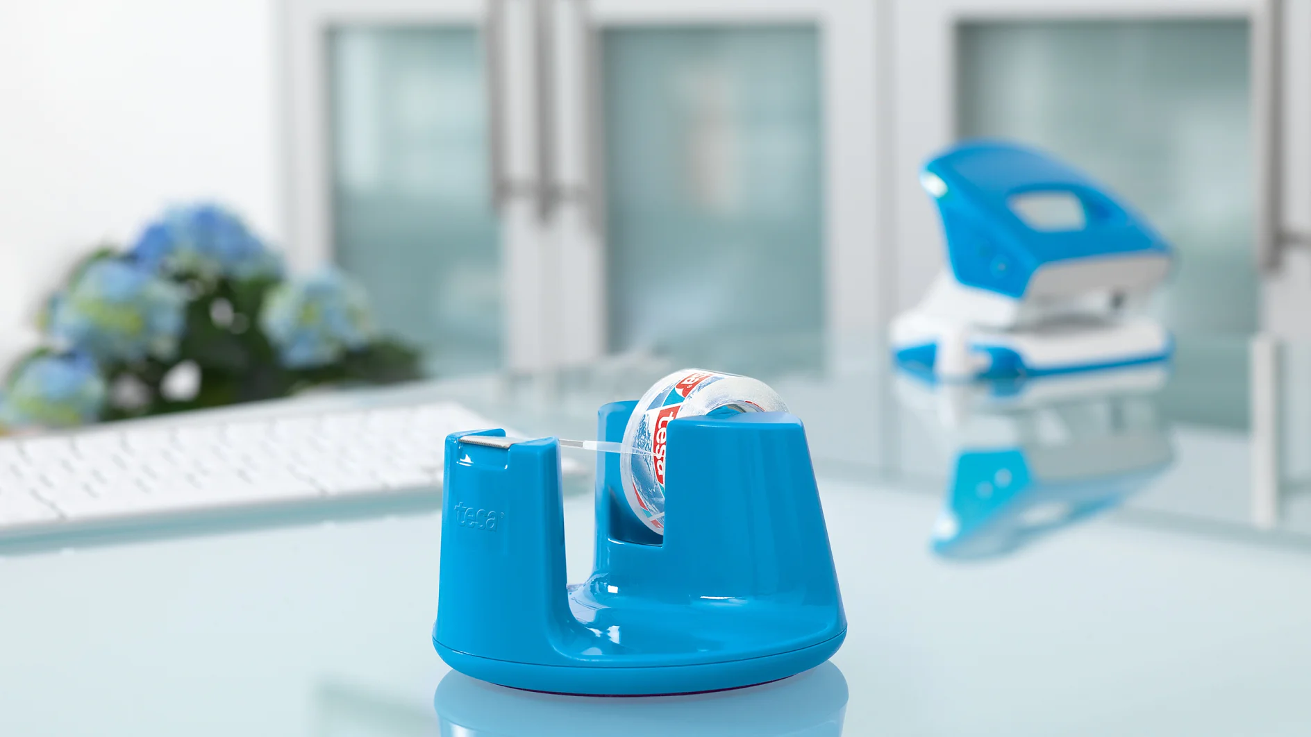 The desk dispenser Easy Cut Compact in light blue creates a spring fever.