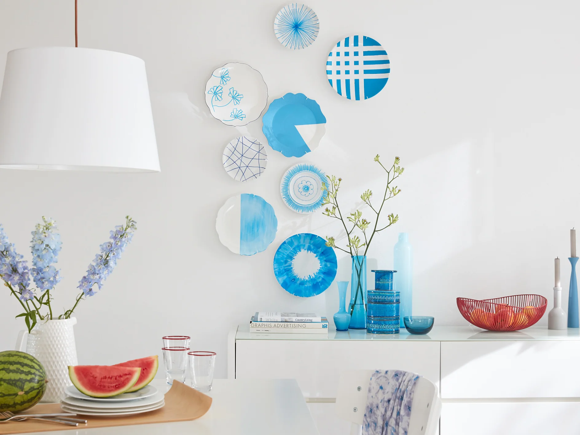Anstelle eines Kunstwerks: Wandteller kennen wir noch von Oma, aber diese sehen ganz modern aus. Sie werden selbst bemalt und dann mit den praktischen Klebenägeln an die Wand gehängt.
