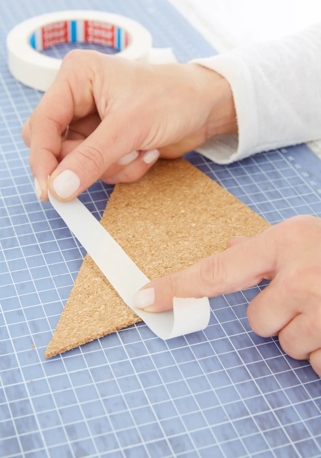 Zu bemalende Flächen mit dem tesa® Malerband PERFECT abkleben.