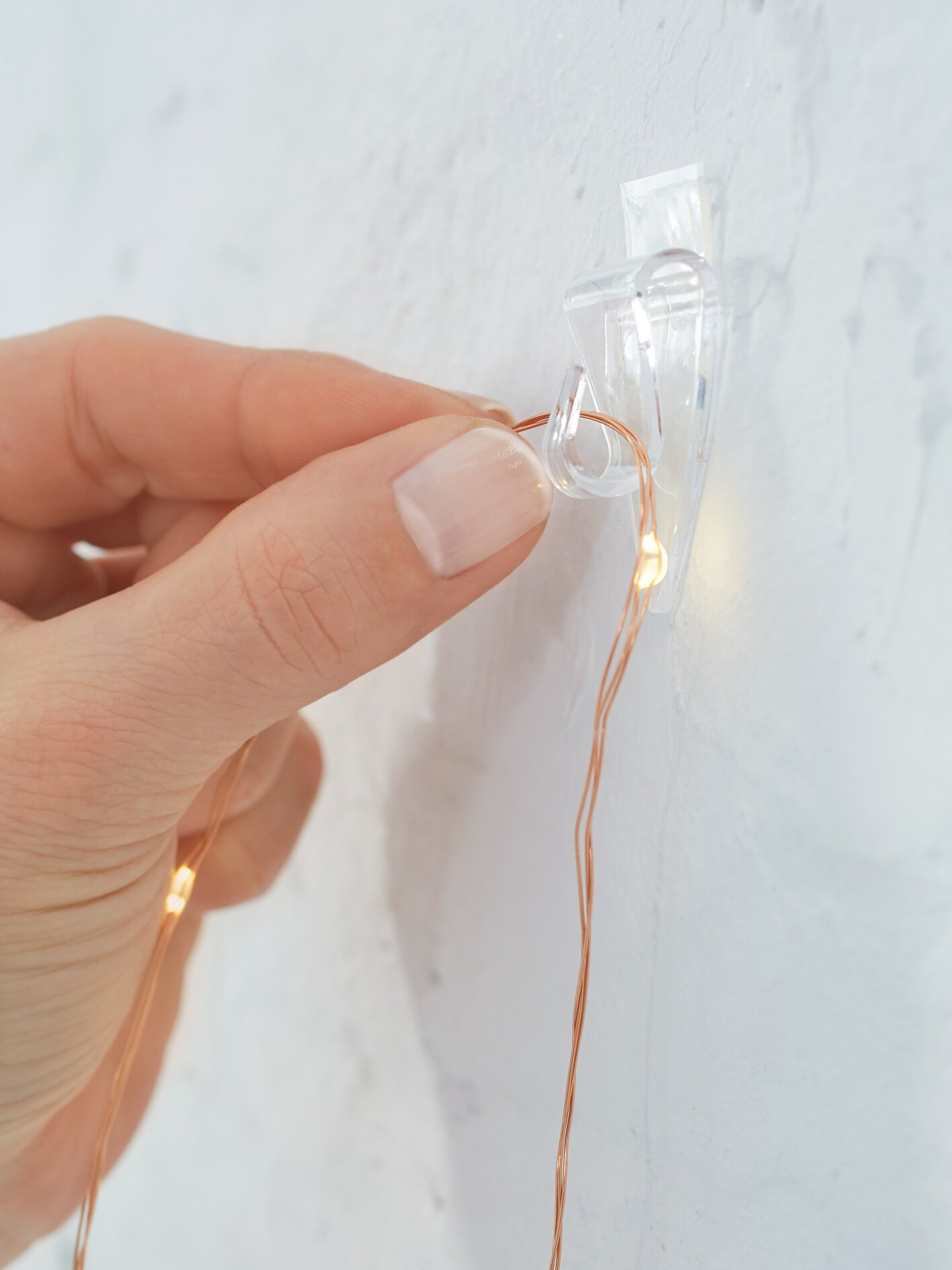 Lichterkette an der Wand befestigen: DIY LED Weihnachtsbaum