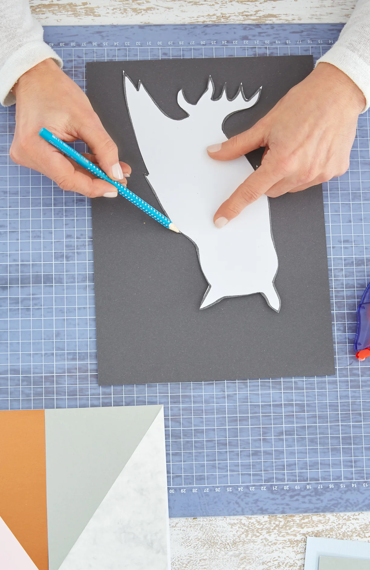 Vorlagen der Tiere mit Bleistift auf den grauen Karton übertragen.